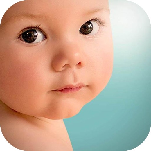 Portrait eines Kleinkindes vor türkisem Hintergrund