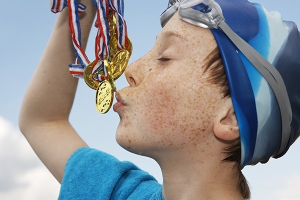 Ein junger Schwimmerhat gewonnen.