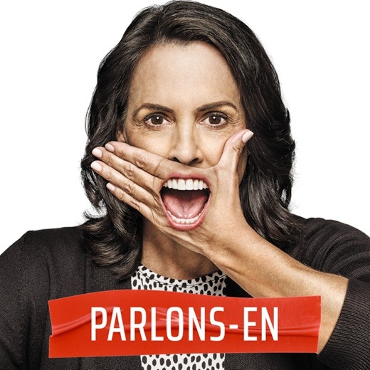 Image d'une femme tenant sa main devant sa bouche ouverte avec le titre du podcast en blanc sur fond rouge