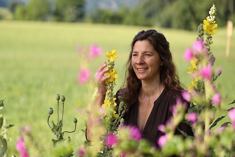 Beatrice Bissig-Odermatt dans le jardin de sa ferme Hof Neufallenbach