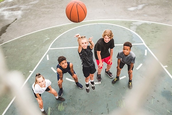 Enfants jouant au basket-ball
