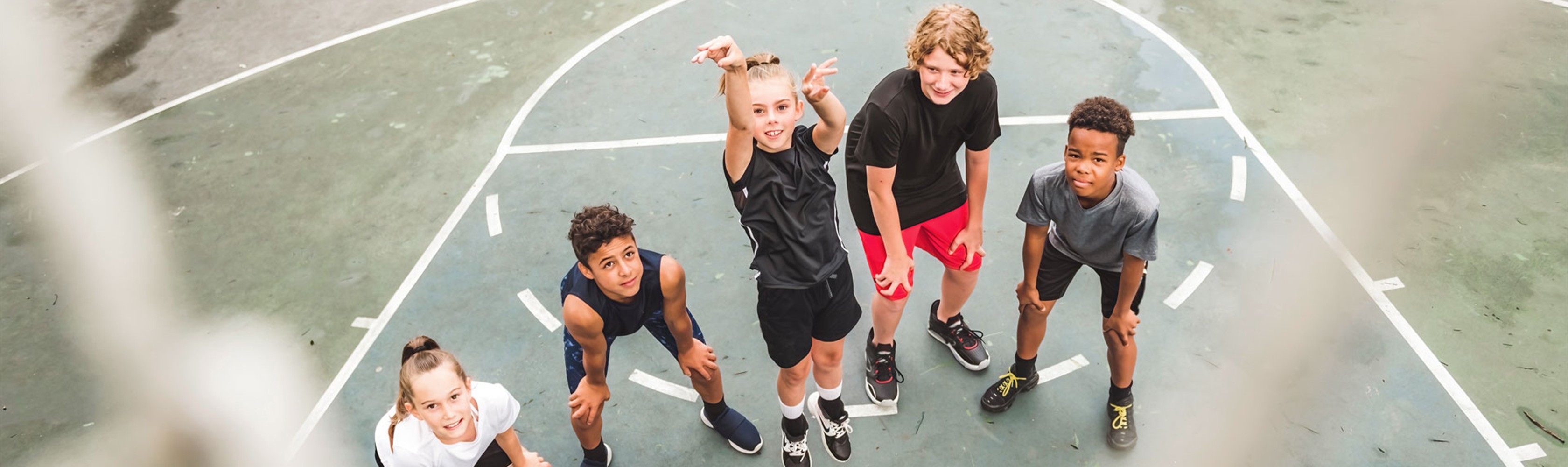 Les enfants jouent sur le terrain de basket-ball et rêvent d'une carrière sportive de haut niveau.