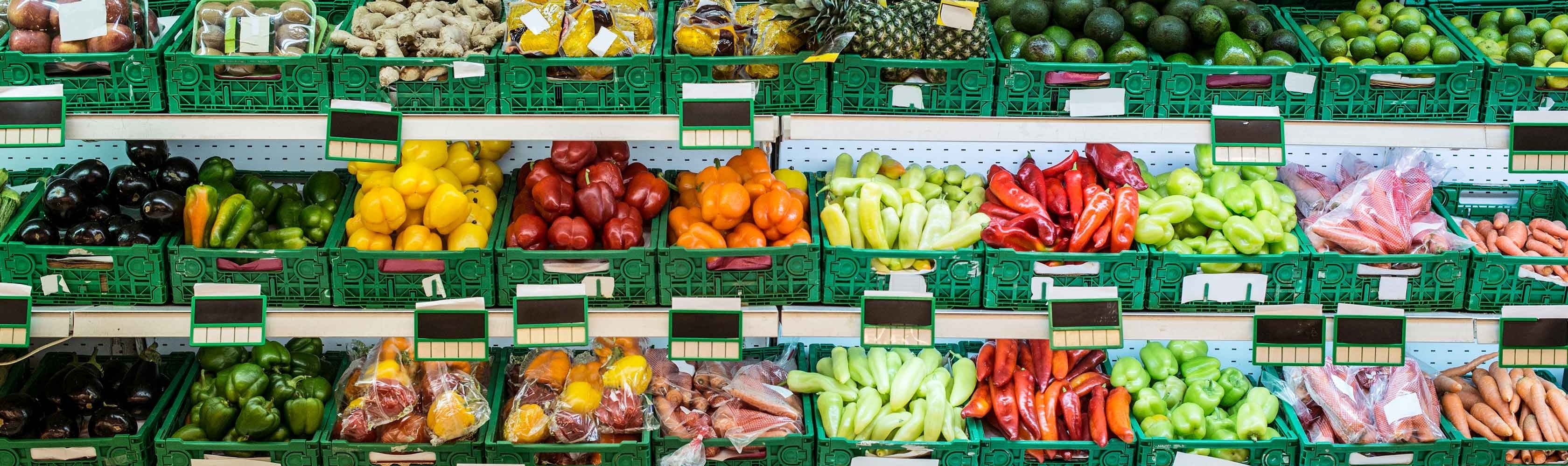 Umfassendes Obst- und Gemüseangebot im Supermarkt. 
