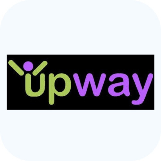 Scritta upway su sfondo nero, «up» è scritto in verde chiaro e sopra la «u» c’è una figura umana stilizzata che tende le braccia verso l’alto. «way» è scritto in viola.
