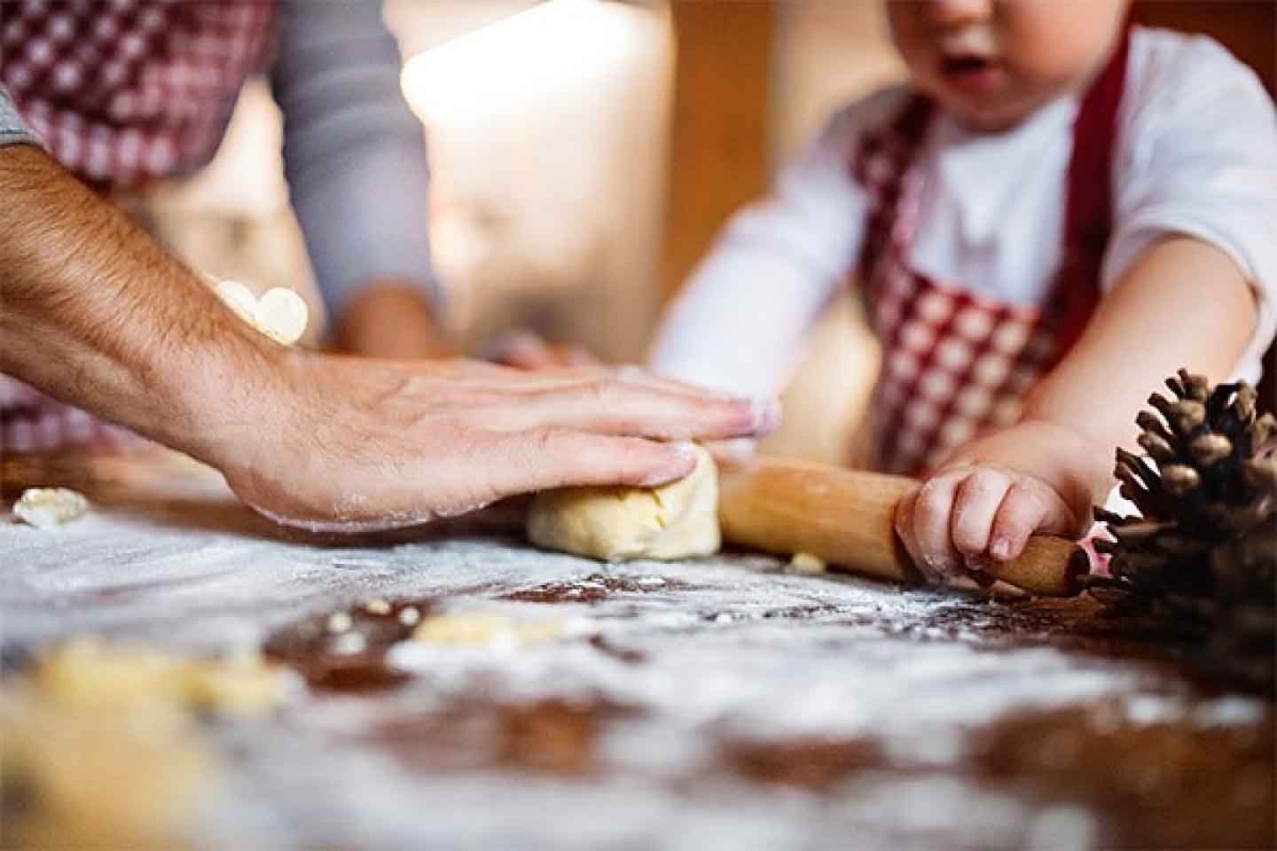 Un consiglio per i vostri biscotti: insieme dietro ai fornelli, o meglio al forno, è più divertente! Un bambino impegnato a stendere l'impasto.