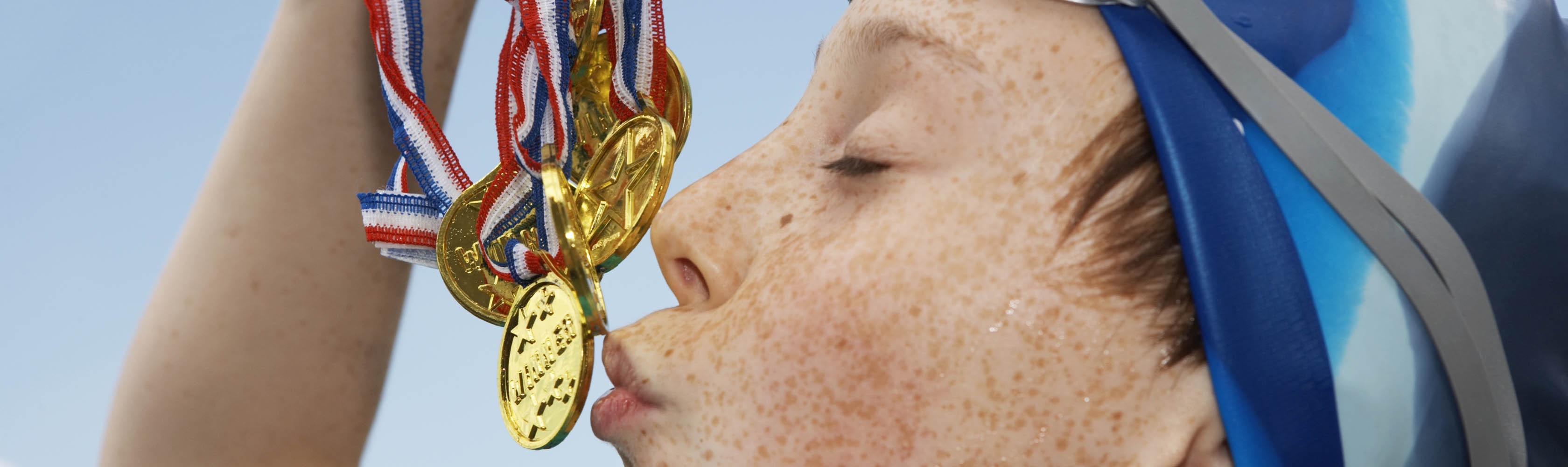 Un giovane talento sportivo ha baciato le sue medaglie